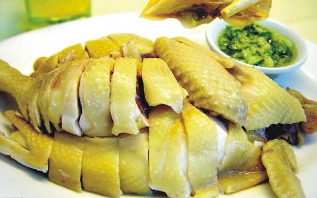Món ngon mỗi ngày: Đổi vị với gà hấp bia ngọt mềm cho bữa trưa