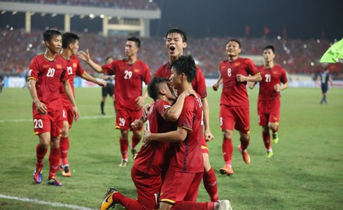 Bán kết AFF Cup 2018 Việt Nam 2 -1 Philippines: Công Phượng, Quang Hải lập công