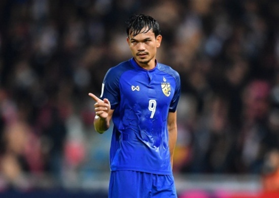 Truyền thông Thái Lan không buông tha Adisak vì quả phạt đền 