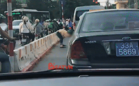 Đợi đèn đỏ quá lâu, người đàn ông xuống xe tập thể dục khiến dân mạng phì cười