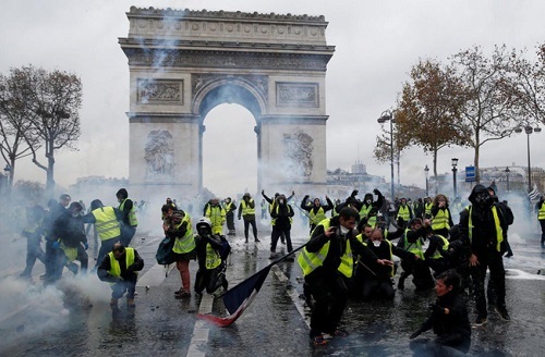 Pháp chính thức hủy tăng thuế nhiên liệu sau cuộc biểu tình lớn nhất trong vòng 50 năm