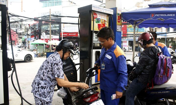 Giá xăng dầu giảm gần 1.500 đồng từ 15h chiều nay (6/12)