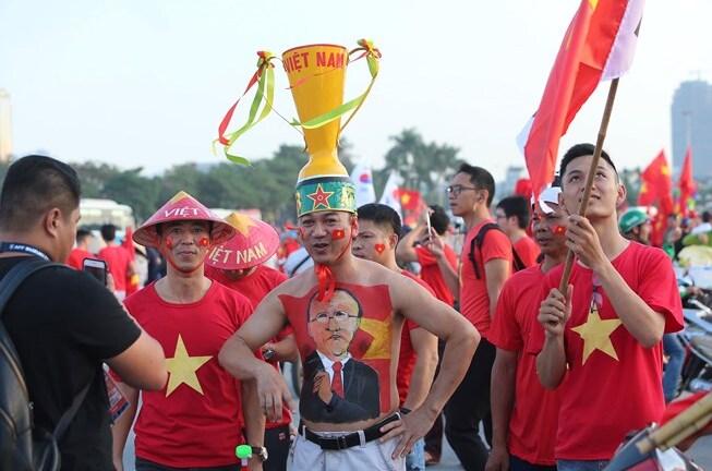 Video: Hàng ngàn CĐV nhuộm đỏ SVĐ Mỹ Đình trước giờ bóng lăn