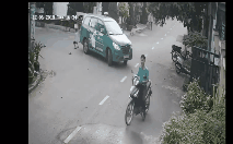 Video: Tranh cãi tài xế taxi lùi xe chèn lên người cậu bé rồi nhấn ga bỏ chạy