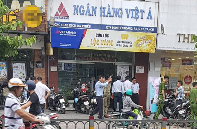 Nhân chứng bàng hoàng kể lại giây phút nghi phạm xông vào cướp ngân hàng ở TP.HCM