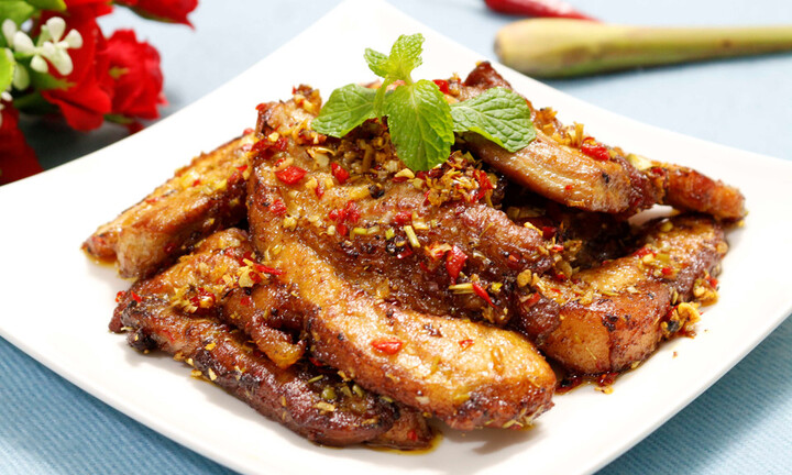 Món ngon mỗi ngày: Đổi vị với thịt ba chỉ chiên sả ớt