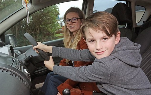 Mẹ bất ngờ ngất xỉu khi đang lái xe và hành động phi thường của cậu bé 8 tuổi