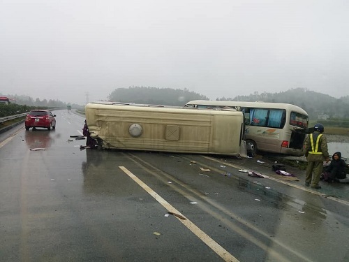 Hai xe khách đâm nhau trên cao tốc Hà Nội – Lào Cai