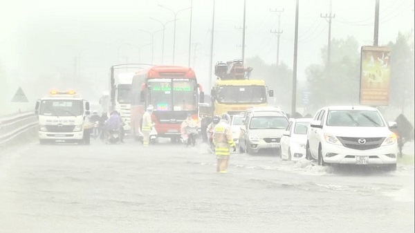 Mưa trắng trời Đà Nẵng, tuyến đường sắt Bắc - Nam bị sạt lở nghiêm trọng