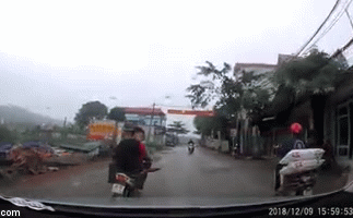 Video: 3 thanh niên lạng lách, tạt đầu ôtô rồi quay lại cười đểu tài xế và cái kết bẽ bàng
