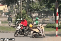 Vô tư chống xe giữa đường phố Hà Nội rồi nằm lướt điện thoại