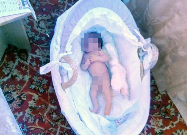 Mẹ vứt con gái 3 tháng tuổi ngoài trời -20 độ C không mảnh vải che thân để dằn mặt chồng cũ