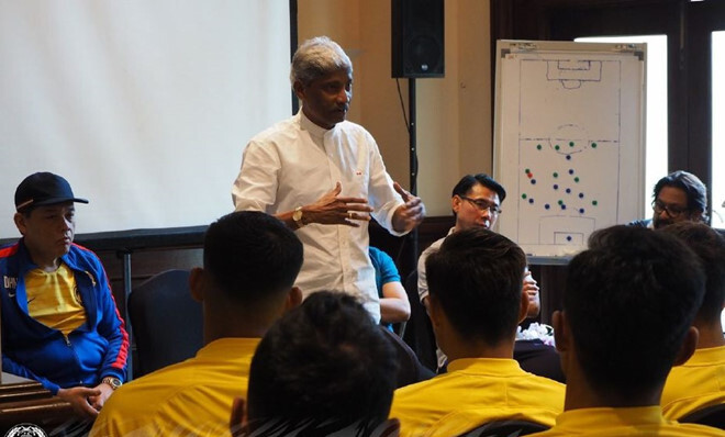 Tuyển Malaysia mời ”phù thủy” Rajagobal từng 2 lần hạ gục Việt Nam để tìm đấu pháp trận chung kết