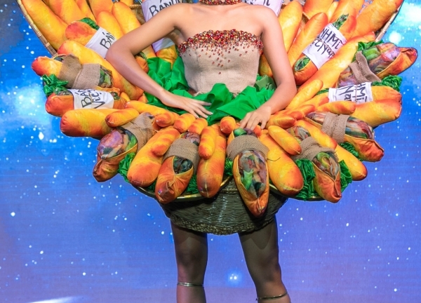 Video: H'Hen Niê trình diễn trang phục truyền thống mang tên “Bánh mì” tại Miss Universe