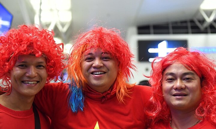 Hàng trăm cổ động viên