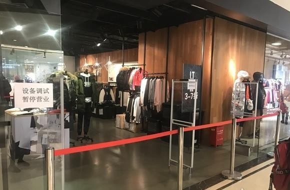 Bé gái tử vong vì bị gương nặng hơn 50kg ở trung tâm thương mại rơi trúng