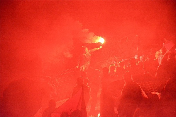 Video: CĐV sân Hàng Đẫy đốt pháo sáng ăn mừng bàn thắng đội tuyển Việt Nam