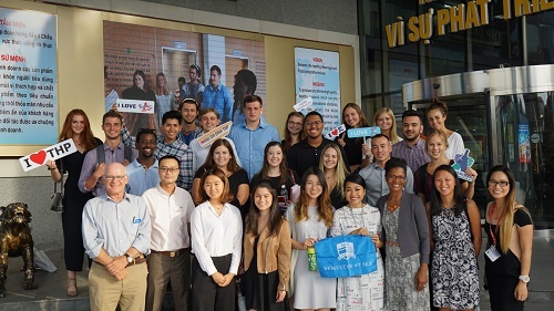 Sinh viên thích thú khi thăm quan công nghệ Aseptic tại nhà máy của Tân Hiệp Phát