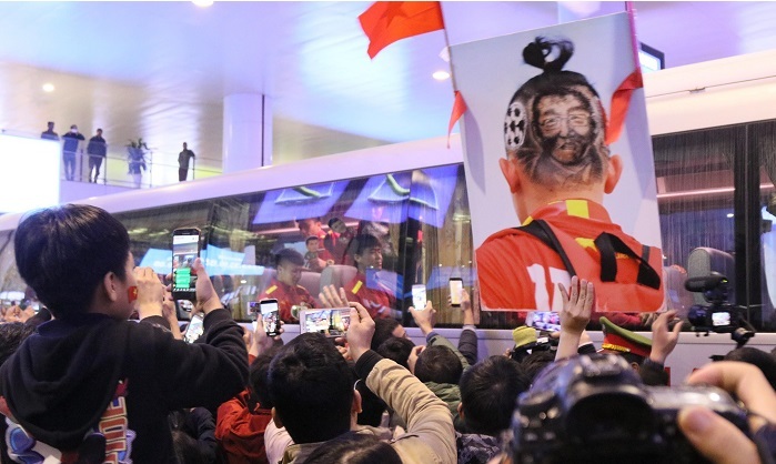 CĐV vây kín sân bay Nội Bài chào đón thầy trò HLV Park Hang-seo trong đêm