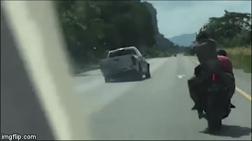 Video: Cảnh sát dùng mô tô phân phối lớn truy đuổi tội phạm như phim hành động