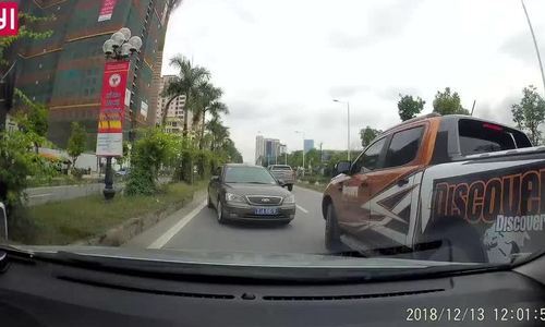 Video: Xe biển xanh chạy ngược chiều, bị ép lùi hàng trăm mét ở Hà Nội