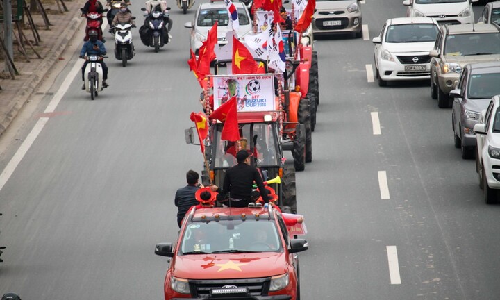 CĐV Hà Nội lái dàn máy cày đến Mỹ Đình cổ vũ tuyển Việt Nam