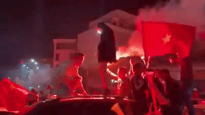 Video: Cô gái nghẹn ngào nhận lời cầu hôn giữa tâm bão ăn mừng Việt Nam vô địch