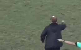 Video: Khoảnh khắc HLV Park Hang-seo nhảy lên, ôm các cộng sự khóc òa mừng chiến thắng