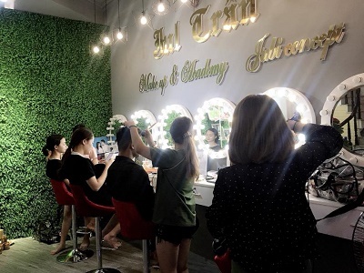 “Vinh quang” hay “cay đắng” - những góc khuất của nghề Make up không phải ai cũng biết