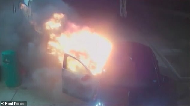 Video: Hai bợm nhậu say rượu, liều lĩnh đốt xe ngay tại trạm xăng lúc nửa đêm