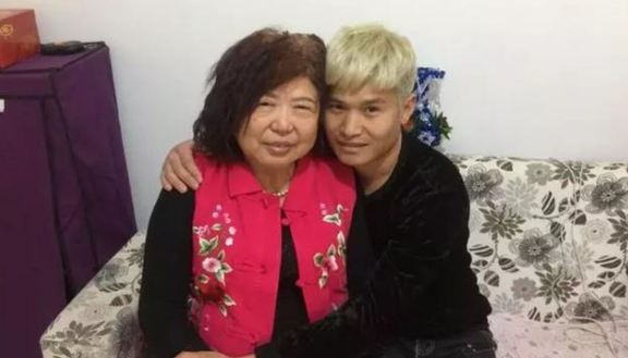Người đàn bà 65 tuổi đồng ý kết hôn với trai trẻ 28 tuổi vì cảm động trước tấm chân tình