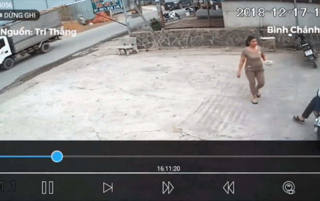 Clip: 2 tên cướp ngang nhiên áp sát người phụ nữ đi bộ, giật dây chuyền vàng