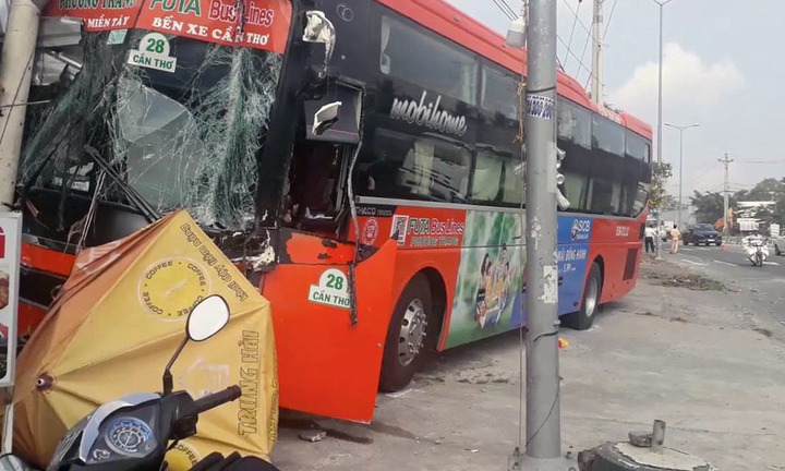 Tin tai nạn giao thông mới nhất ngày 20/12/2018: Xe khách Phương Trang nát bươm sau cú tông kinh hoàng