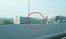 Video: Thót tim cảnh xe tải chạy ngược chiều tốc độ cao trên cao tốc Hà Nội- Hải Phòng