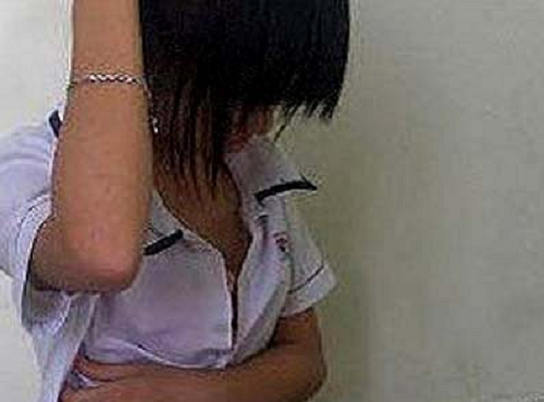 Thầy giáo thể dục bị giữ vì nghi hiếp dâm nữ sinh lớp 8 ở bãi đất trống