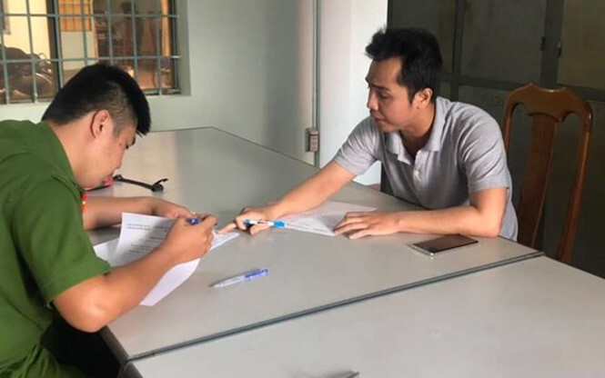 Vừa nghỉ việc một tuần, cựu thư ký tòa án đã xông đến đánh luật sư ngay trước phòng xét xử
