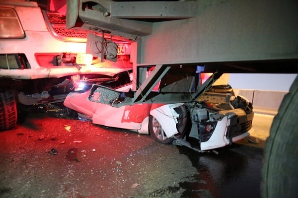 Tài xế thoát chết thần kỳ sau khi ô tô bị cán bẹp dúm tại dốc cầu 