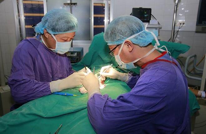 Tin tức đời sống mới nhất ngày 22/12/2018: Nghịch dại trò người lớn, bé trai bị vỡ đại tràng