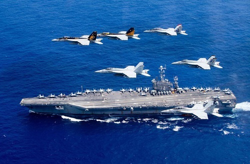 Gần 30 tàu cao tốc Iran bao bây, bắn rocket về phía tàu sân bay Mỹ trên vịnh Ba Tư 