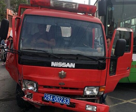 Tai nạn liên hoàn ở Hà Nội, xe biển xanh hư hỏng nặng