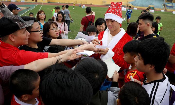 Tin tức đời sống mới nhất ngày 24/12/2018: Duy Mạnh, Đức Huy hoá ông già Noel tặng quà fan nhí