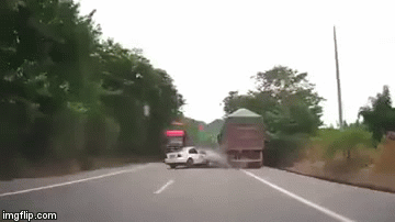 Video: Ô tô 4 chỗ đối đầu kinh hoàng với xe tải, tài xế bị hất văng thoát chết thần kỳ