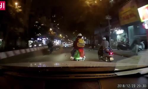 Phát hoảng cảnh ông bố chở con ngủ gật nằm ngửa ra sau yên xe mà không hề hay biết
