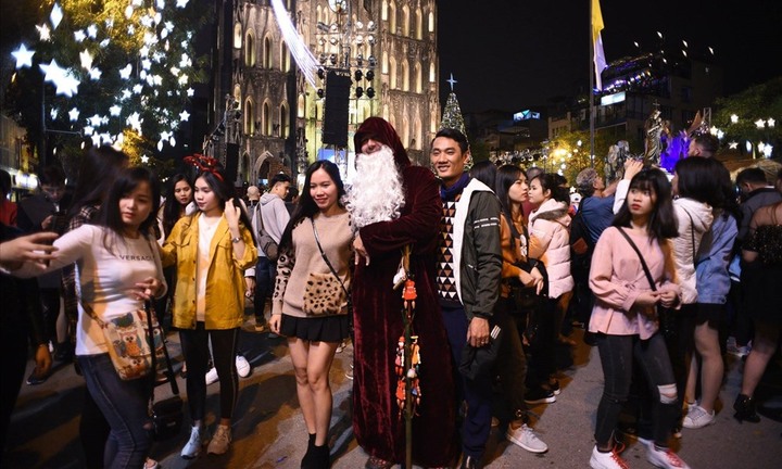 Trai xinh, gái đẹp 3 miền nô nức ra đường đón Giáng sinh an lành