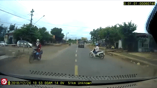 Video: Sang đường không quan sát, cô gái bị ô tô hất văng