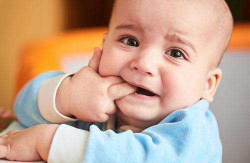 Mẹ nên làm gì khi trẻ biếng ăn do mọc răng