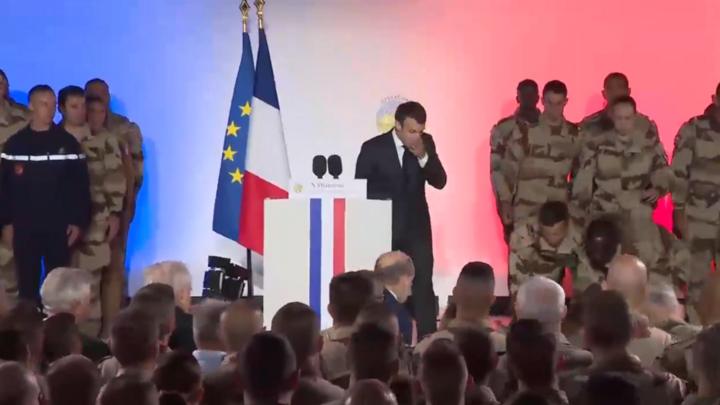 Video: Binh sĩ Pháp ngất xỉu khi đang hát quốc ca trước mặt Tổng thống Macron