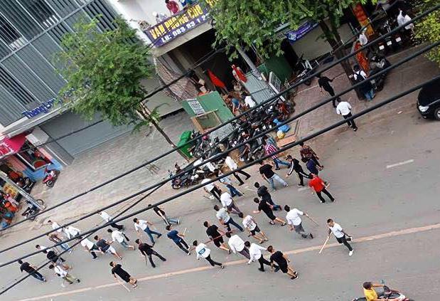50 thanh niên hỗn chiến trên phố, người đi đường hoảng loạn tìm chỗ trốn