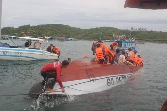 2 người thiệt mạng vì tàu cao tốc lật trong vịnh Nha Trang