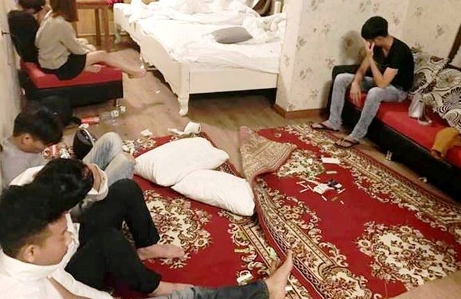 18 thanh niên nam nữ thuê phòng khách sạn để